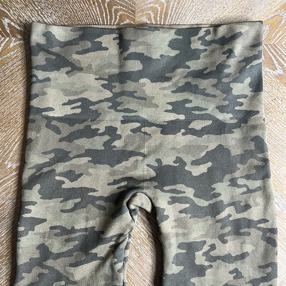 SPANX Look at Me Now Seamless Green Camo Cropped Leggings S - Picture 8 of 11